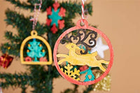 Artmag 50 piezas de adornos colgantes de madera sin terminar para decoraciones de Navidad, 5 estilos DIY rebanadas de madera con agujeros para niños, manualidades, centros de mesa de fiesta y decoraciones colgantes - Arteztik
