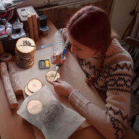 Fuyit - Juego de 30 rebanadas de madera natural para manualidades (2,4 a 2,8 pulgadas), diseño de círculos de madera sin terminar con agujero - Arteztik
