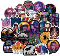 50 pegatinas de película de Stranger Things para ordenador portátil, dormitorio, armario, coche, monopatín, motocicleta, teléfono móvil, equipaje, guitarra, bricolaje para adolescentes (Stranger Things 50) - Arteztik

