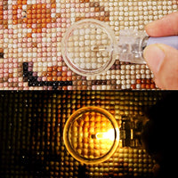 HOHOTIME - Pluma de taladro LED con luz de diamante 5D con 2 modos de luz, cabezales de pluma, estuche de almacenamiento para manualidades - Arteztik
