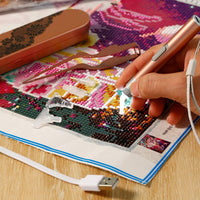 Pluma de perforación de punto de pintura de diamante con luz 5D herramienta de pintura de diamante con cable USB, 20 piezas de arcilla de pegamento de pintura y 6 piezas diferentes tipos de cabezales de repuesto, pinzas para manualidades - Arteztik
