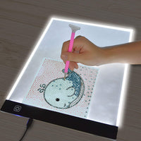 Orionstar 5D Kit de accesorios de pintura con diamantes con almohadilla de luz LED USB A4, rodillo de bordado de diamante, bolígrafo de perforación completa, caja de contenedor, claies, soporte de tablero de iluminación para adultos y niños, 60 unidades - Arteztik
